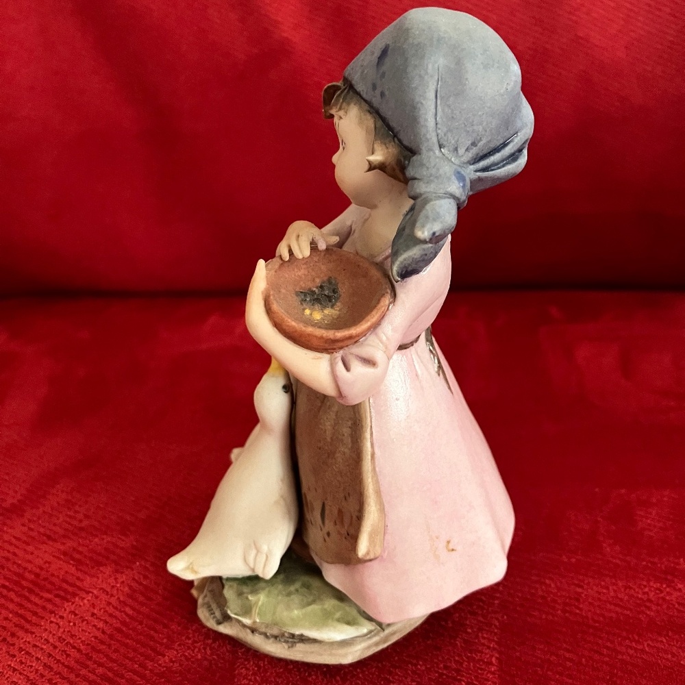 Capodimonte Girl Feeding Geese - Picture 4 of 4